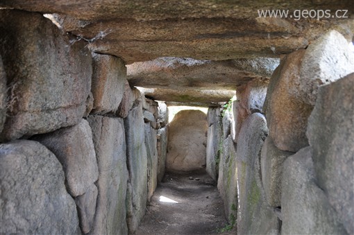 Pobytový zájezd - Sardinie - dolmen v Coddu Vecchio