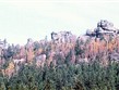 Pohodové týdny v horách s turistikou - Polsko, Hory Stolove, pískovcové věže se tyčí vysoko nad korunami stromů