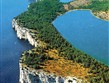 Chorvatsko - na zdejším pobřeží se snoubí bílé vápencové skály a modré moře i obloha