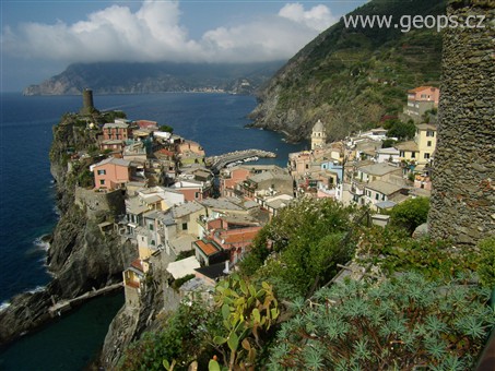 Pobytový zájezd - Itálie, Ligurie, Cinque Terre - Vernazza, jedna z 5 vesniček oblasti, hrad z 15.stol. postavený na obranu proti pirátům